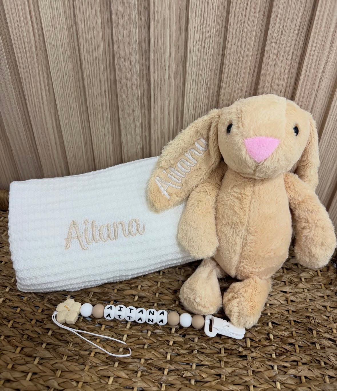 Personalized Bunny – Conejito Bordado con Nombre